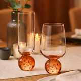 Taças champanhe base esfera âmbar em mesa ambiente decorado