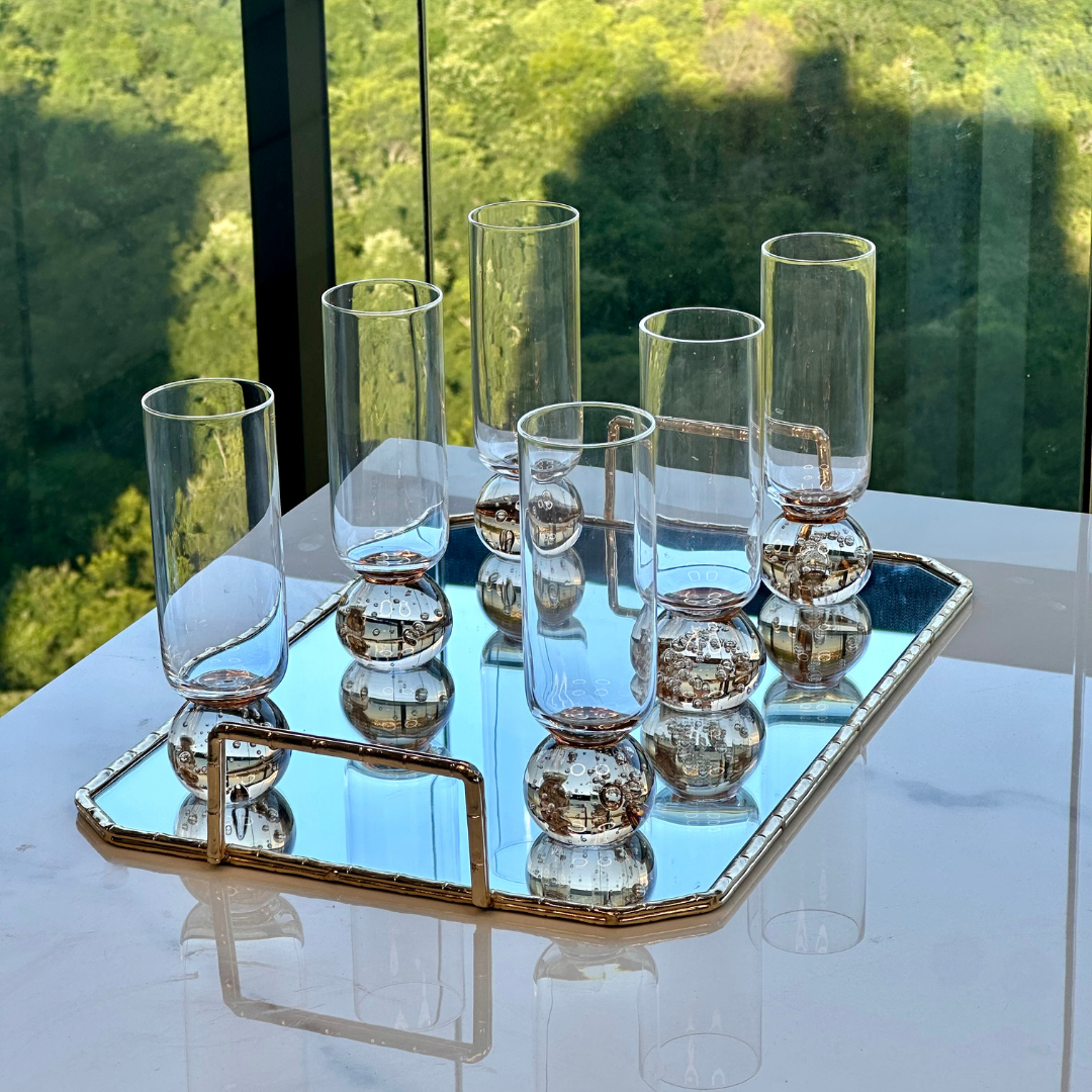 Conjunto de taças vidro base esfera âmbar em bandeja espelhada