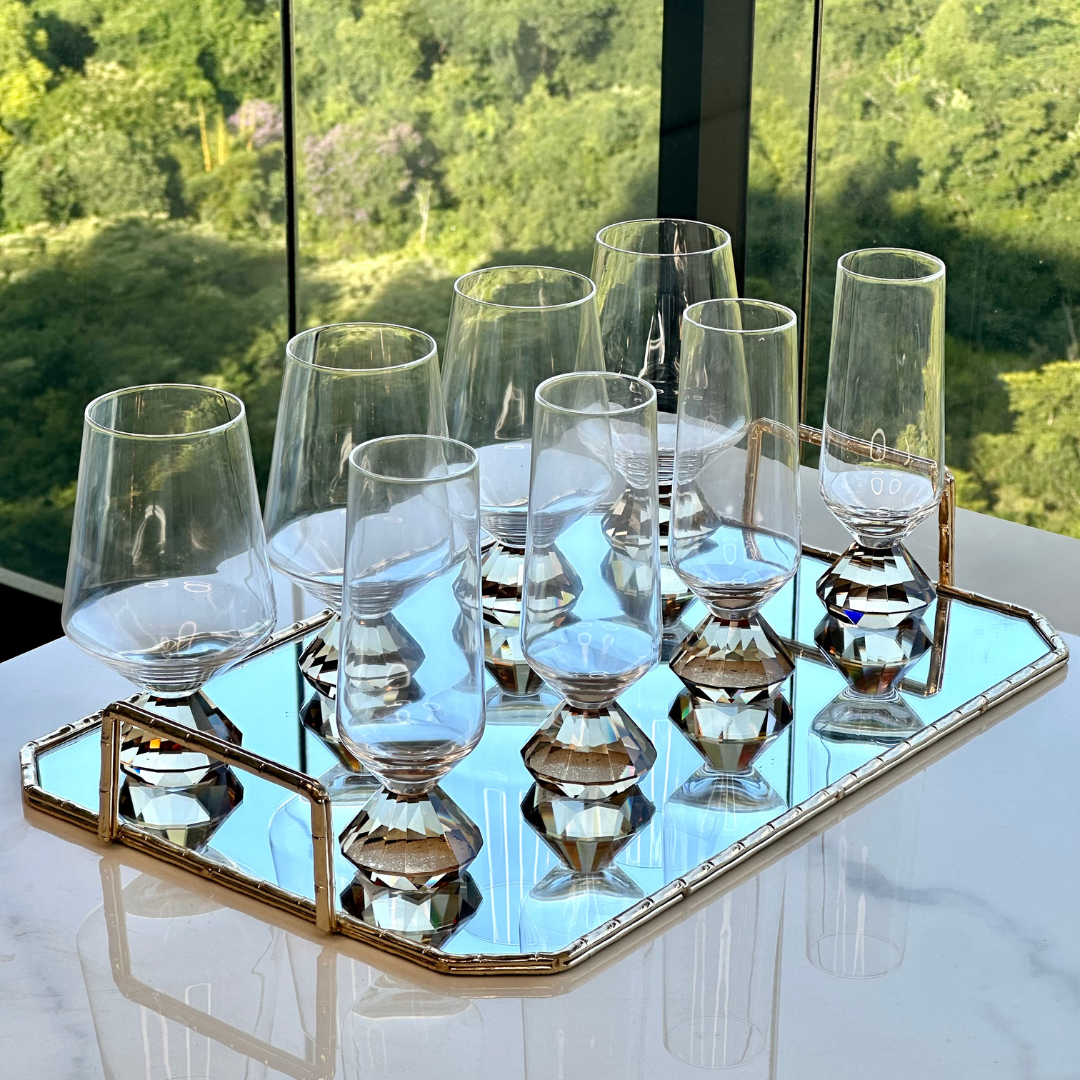 conjunto de tacas de vidro com base diamante em bandeja espelhada dourada
