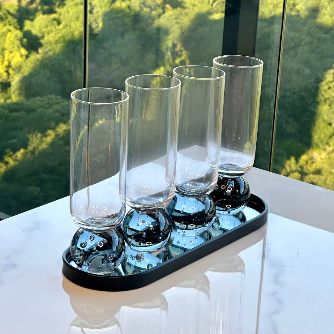 Conjunto de quatro taças champanhe base esfera em exposição