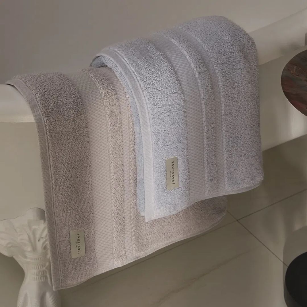 Toalha de Rosto Lorenzi em Algodão Cenere 80cm x 48cm Trussardi - Ela Decora