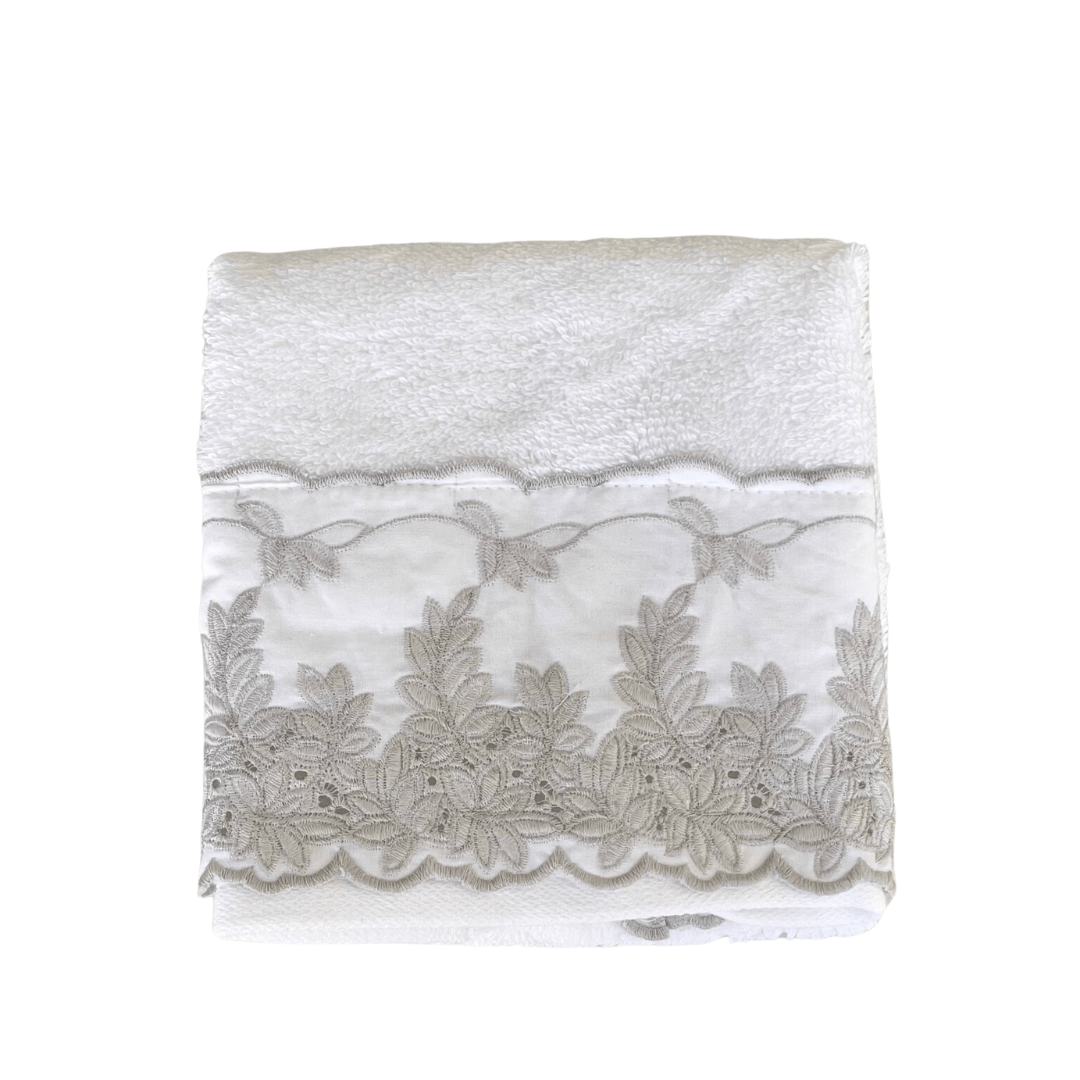 Toalha de Visita Imperiale em Algodão Branco Carvalho com Bordado Cinza 50cm x 30cm Trussardi - Ela Decora