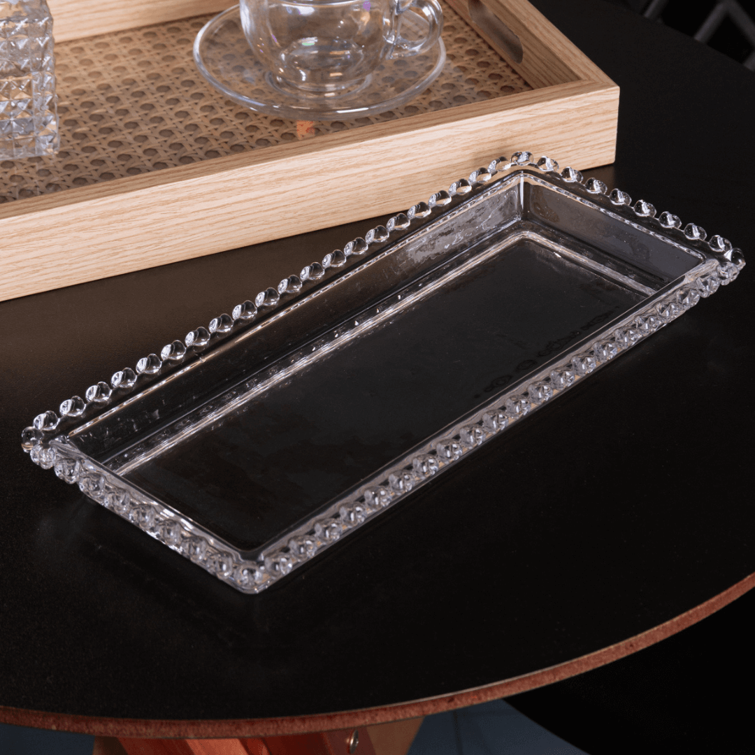 travessa de vidro com coração na mesa de cafe