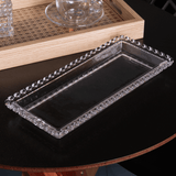 travessa de vidro com coração na mesa de cafe