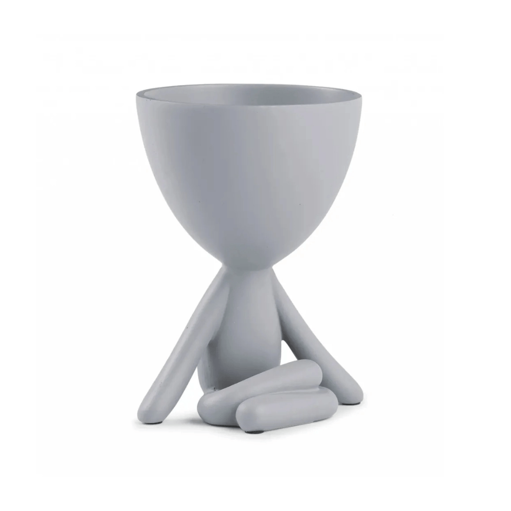 Vaso Cachepot Bob Sentado Com as Mãos no Chão em Poliresina Cinza - 14 cm - Ela Decora