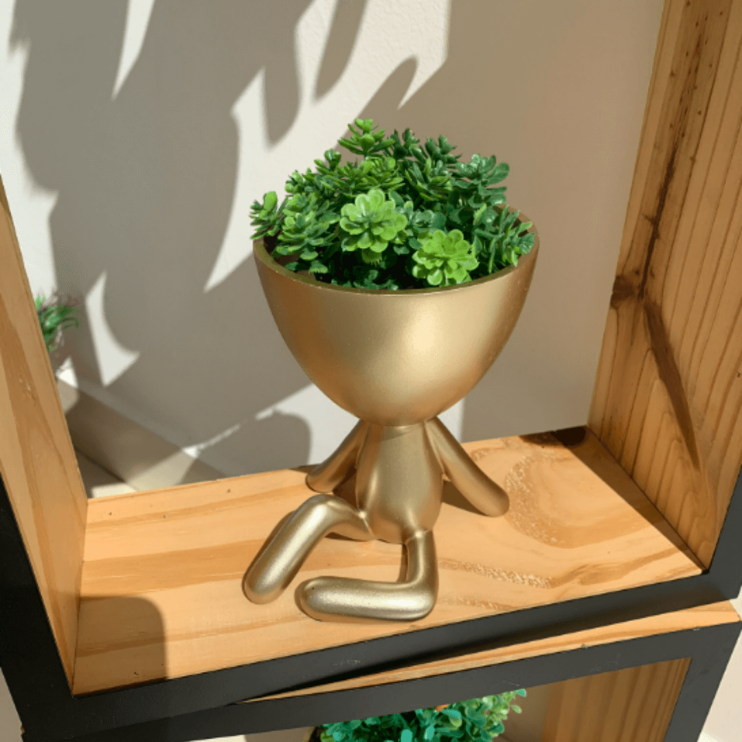Vaso Cachepot Bob Sentado Com Uma Perna Levantada em Poliresina Dourado - Ela Decora