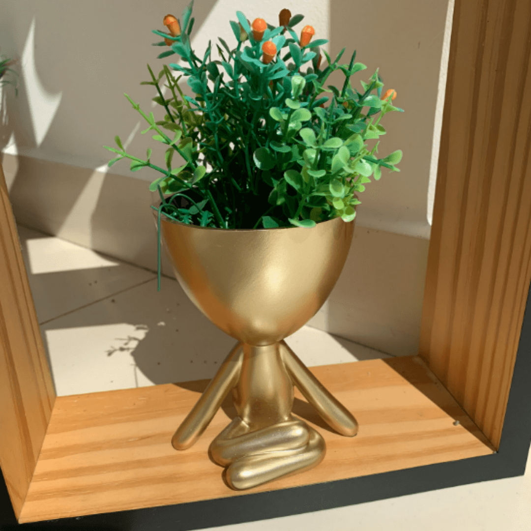 Vaso Cachepot Bob Sentado de Lado em Poliresina Dourado - Ela Decora