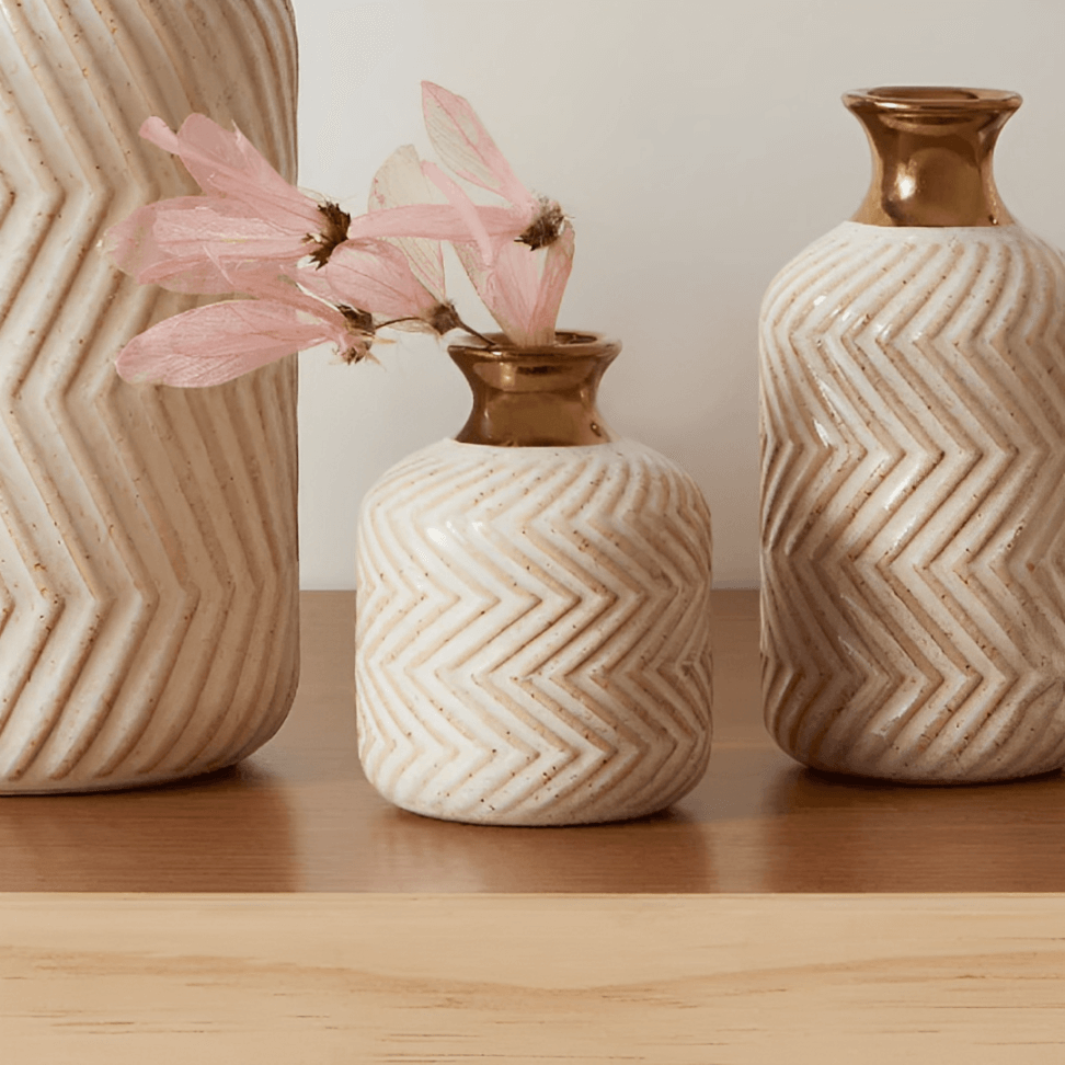 Vaso em Cerâmica com Ranhuras Bege e Dourado 9,5cm - Ela Decora