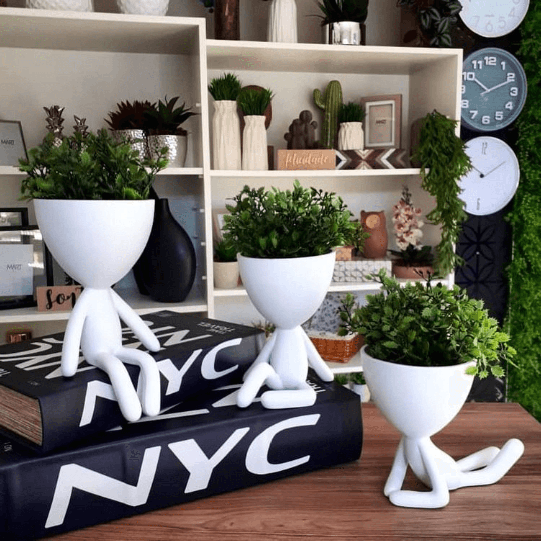 Vaso Em Poliresina Bob Sentado Com As Mãos No Chão Branco - Ela Decora