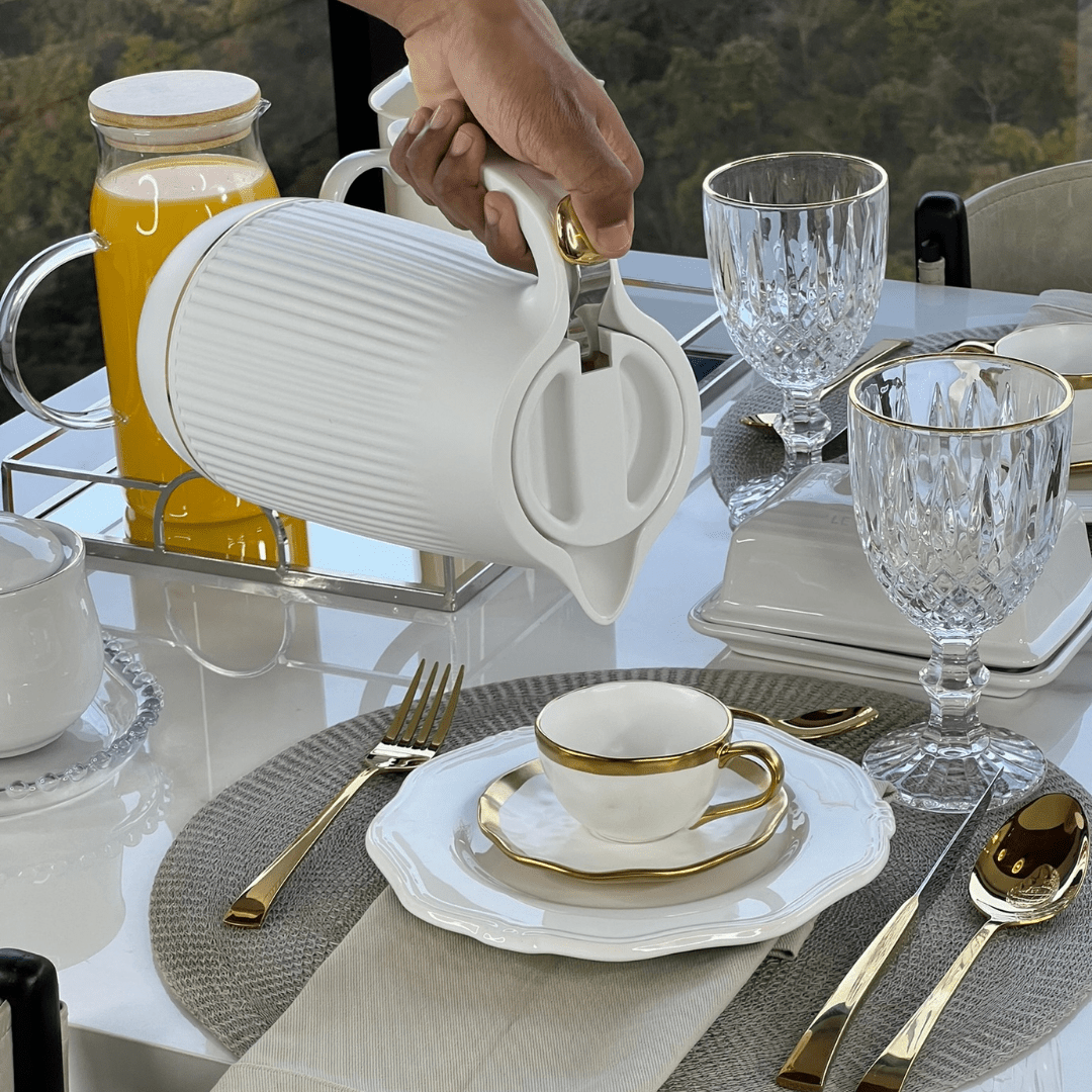 Xícara de Café com Pires em Porcelana Dubai Branco e Dourado 90ml - Ela Decora