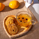 Xicara e pires de coração decorando um cantinho com bolachinhas e frutas