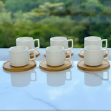 Jogo de xicaras de porcelana branca com nervuras verticais e pires redondos de madeira