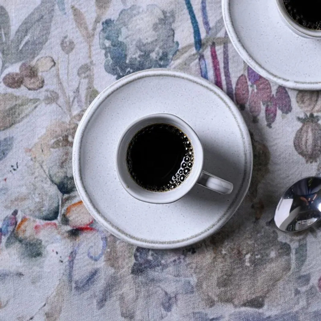 vista de cima xícara de café espresso com pires branco granilhado