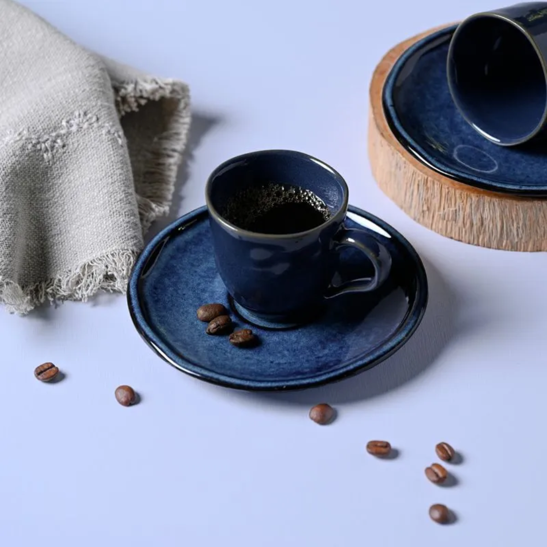Xícara de café fumegante com grãos de café e pano de linho