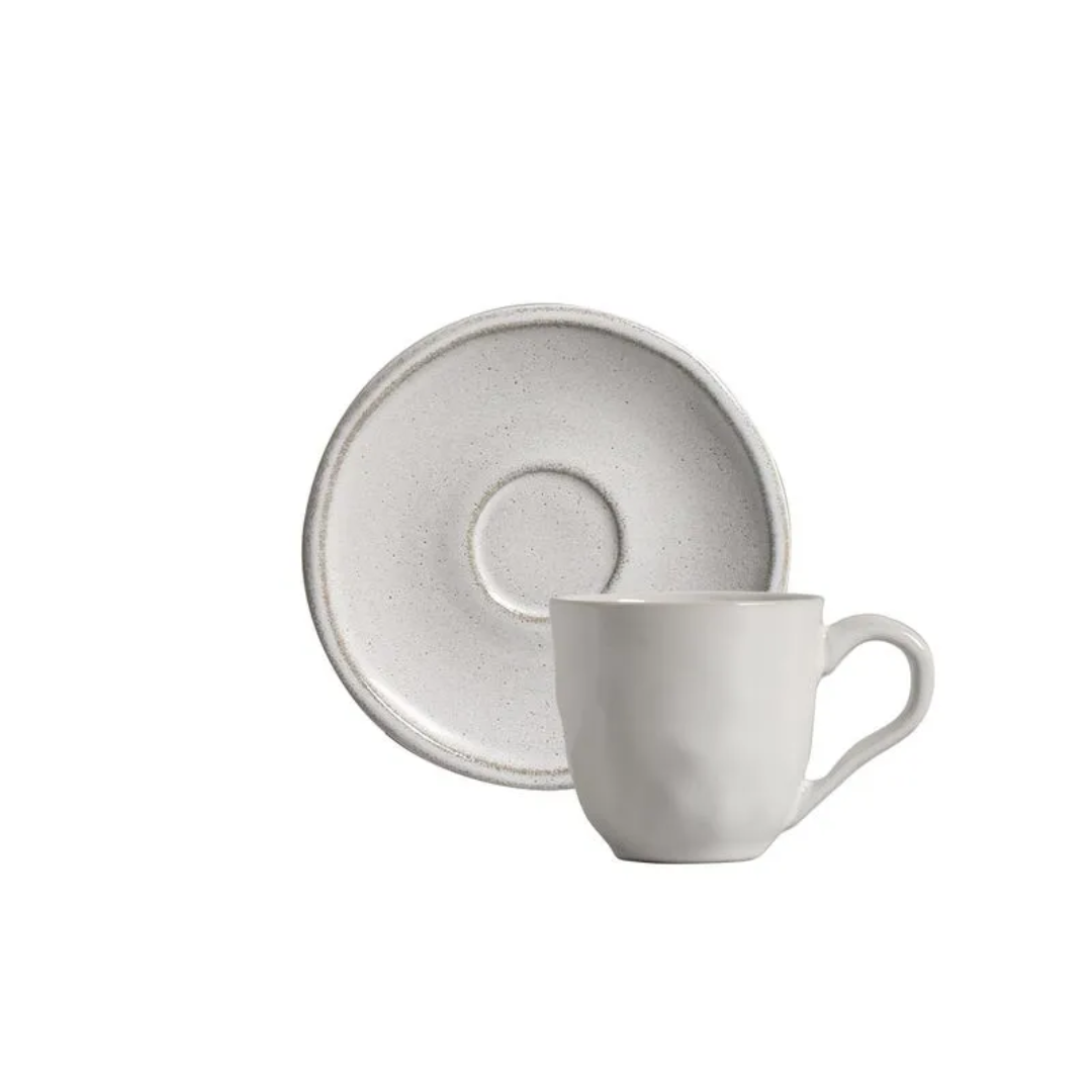 xícara de cafe branca com pires avulsa fundo branco