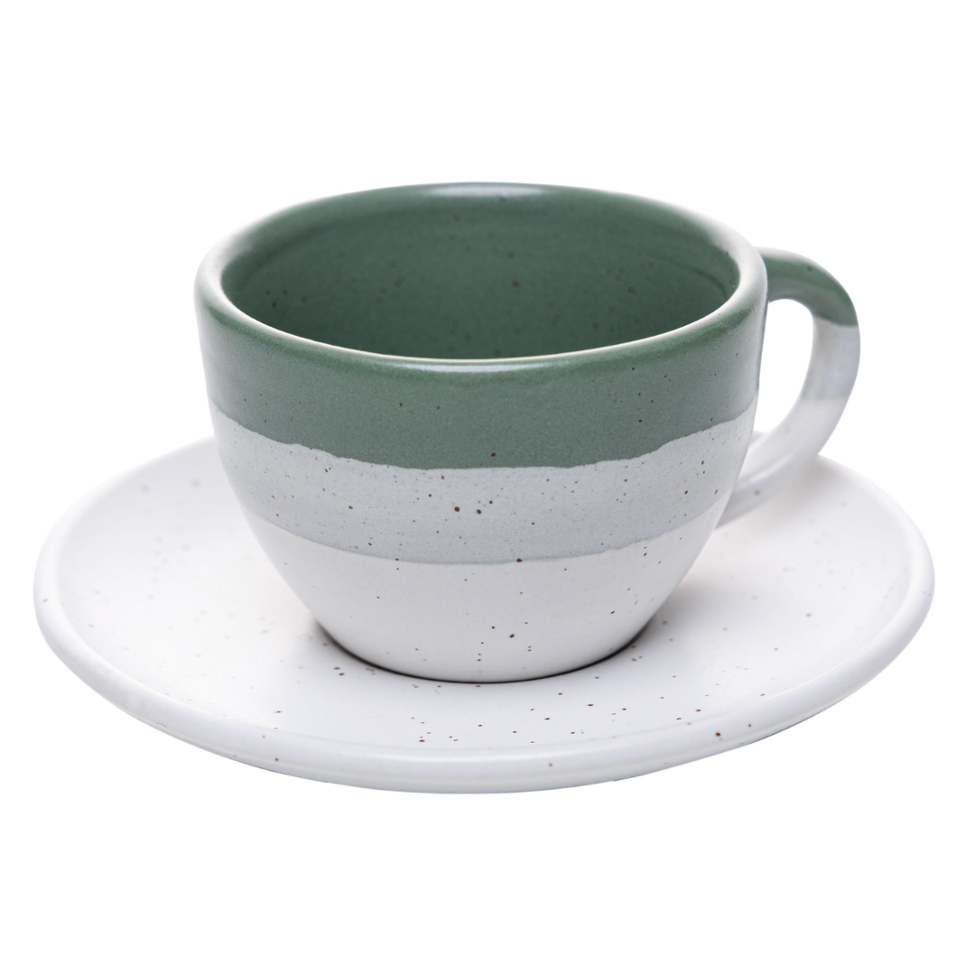xícara de café com pires cerâmica ombre verde visão lateral fundo branco