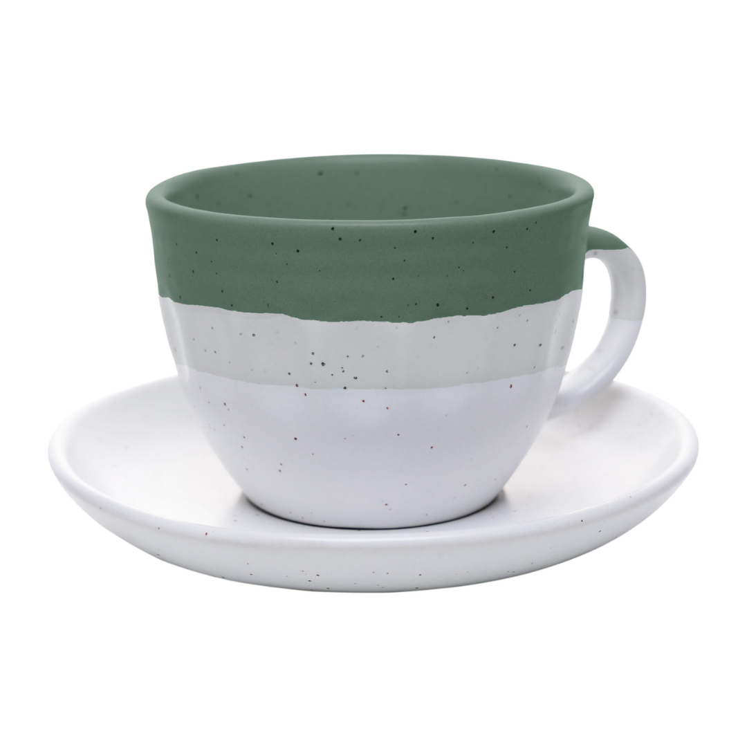 Xícara de chá com píres cerâmica bicolor verde e branco fundo branco
